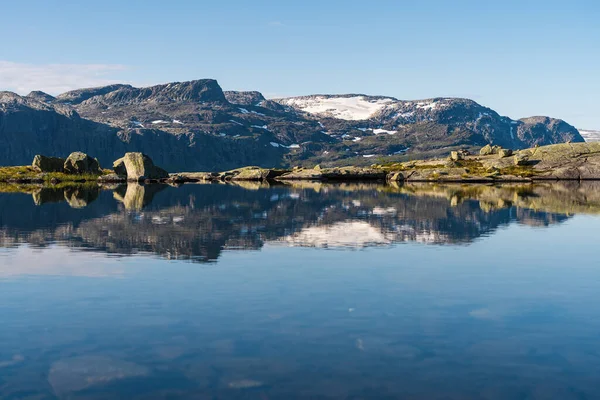 아침에 절벽으로 계절에는 노르웨이 스칸디나비아 — 스톡 사진