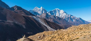 Everest ana kampındaki Dingboche köyünden Kangtega ve Thamserku dağ tepe yolu. Himalaya dağları Nepal, Asya 'da. Panoramik pankart bölümü.