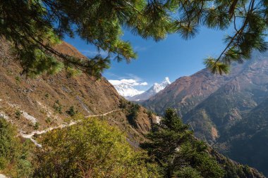 Himalayalar Everest, Nuptse, Lhotse ve Ama Dablam, Nepal, Asya da dahil olmak üzere Everest ana kampı boyunca uzanan sıradağlardır.