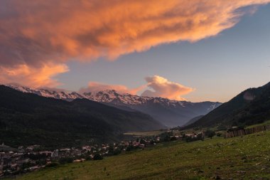 Yaz mevsiminde Kafkas dağları ile çevrili Mestia kasabası üzerinde güzel bir akşam gün batımı. Gürcistan 'ın Svaneti bölgesi, Avrupa