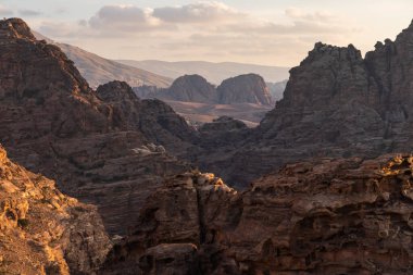 Petra harabelerindeki Wadi Musa vadisinde güzel bir akşam günbatımı ve antik Nabatean şehri, Ürdün, Arap, Asya