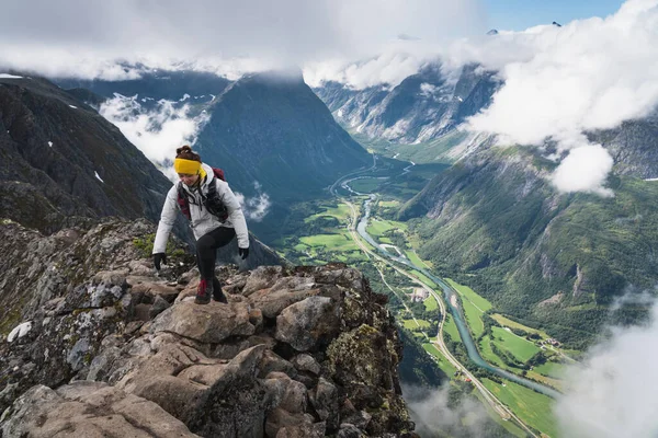 欧洲斯堪的纳维亚斯堪的纳维亚半岛 亚洲女性徒步旅行者和旅行者在罗斯达拉根狭窄的山脊上行走 — 图库照片