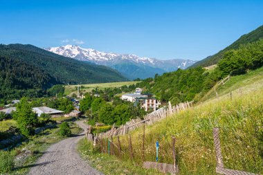Svaneti bölgesindeki Mestia kasabası yaz mevsiminde Kafkasya dağları ile çevrilidir, Gürcistan ülkesi, Avrupa