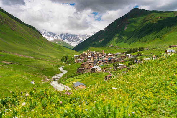 Pueblo Ushguli Asentamiento Más Alto Europa Temporada Verano Rodeado Montañas — Foto de Stock