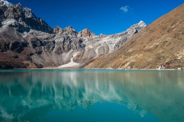 Gokyo Gölü Everest 'te ana kamp rotasında Himalaya dağları Nepal, Asya' da.