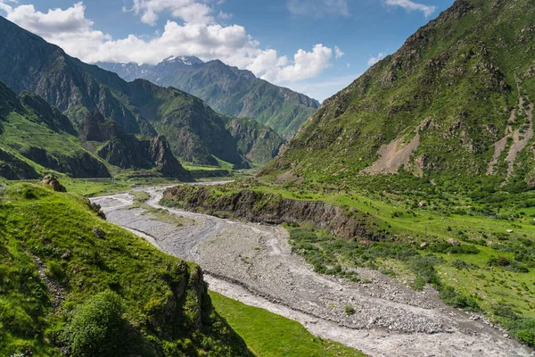 Yaz mevsiminde Kafkas Dağları ve Terek Nehri 'nin güzel manzarası, Gürcistan' da Kazbegi kasabası, Avrupa