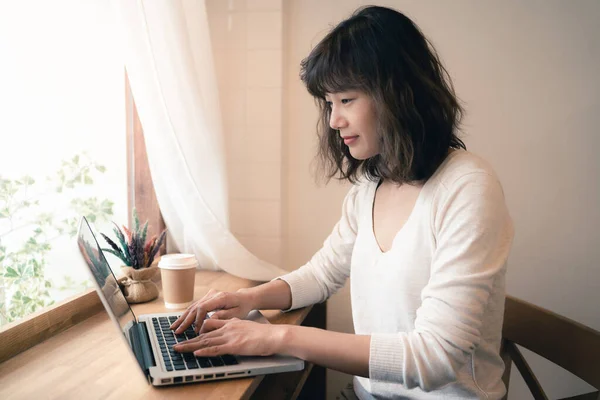 Mladá Asijská Žena Pracující Online Notebookem Šálkem Kávy Dřevěném Stole Royalty Free Stock Obrázky