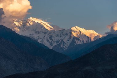 Nanga Parbat dağının tepesinde akşam güneşi. Himalaya dağları Pakistan 'da, Asya' da