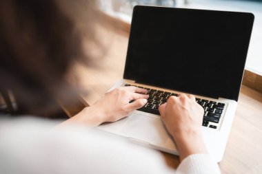 Bilgisayarla çalışan ve bulanık geçmişi olan internet bilgilerini arayan kadınların ellerini kapat. Teknoloji sektörü ve sosyal uzaklık kavramı. Bangkok, Tayland