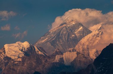Akşam günbatımında Everest dağ zirvesi üzerinde, Himalaya dağlarının ilk en yüksek zirvesi, Nepal, Asya