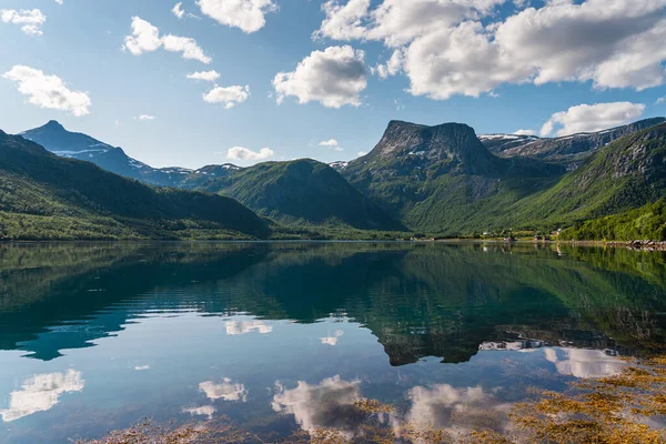 Schöne Reflexion Von Bergen Und Fjord Auf Den Lofoten Der — Stockfoto