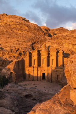 Petra 'daki manastır veya Ad Deir harabesi ve antik Nabatean şehri UNESCO dünya mirası sahası günbatımında, Ürdün, Arap, Asya