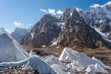Karakoram 'daki güzel dağlar ve buzullar Kuzey Pakistan, Asya' daki K2 yürüyüş rotasında.