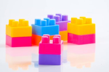 Plastik yapı blokları beyaz arkaplanda izole edildi