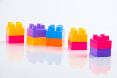 Plastik yapı blokları beyaz arkaplanda izole edildi