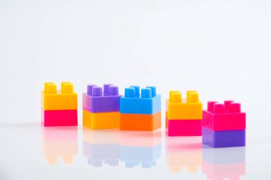 Plastik yapı blokları beyaz arkaplanda izole edildi