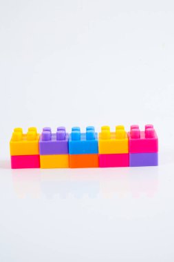 Plastik yapı blokları beyaz arkaplanda izole edildi