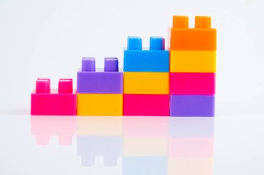 Plastik yapı blokları beyaz arkaplanda izole edildi