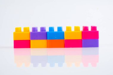 Plastik yapı blokları beyaz arkaplanda izole edildi