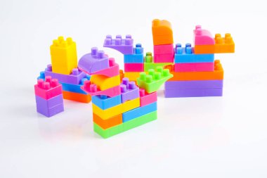 Plastik yapı blokları beyaz arkaplanda izole edildi