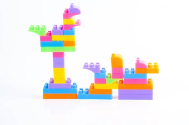 Plastik yapı blokları beyaz arkaplanda izole edildi