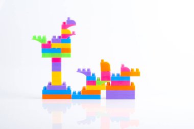 Plastik yapı blokları beyaz arkaplanda izole edildi