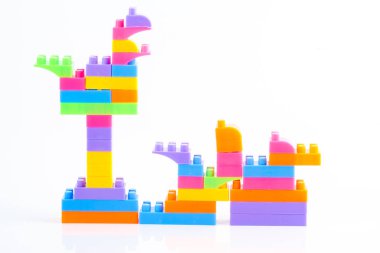 Plastik yapı blokları beyaz arkaplanda izole edildi