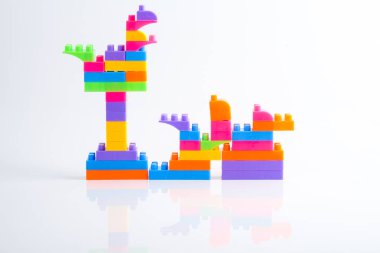 Plastik yapı blokları beyaz arkaplanda izole edildi