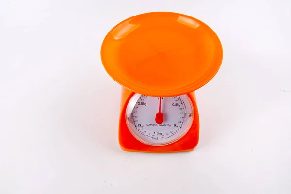 Měření Hmotnosti Oranžové Barvy Vyvážit Izolované Bílým Pozadím — Stock fotografie