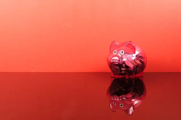 赤の背景に赤の貯金と節約の概念 — ストック写真