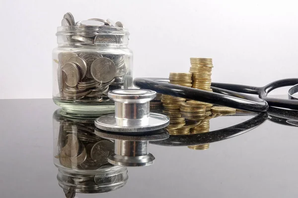 Medicinska Kostnader Koncept Med Stetoskop Och Mynt Vit Bakgrund — Stockfoto