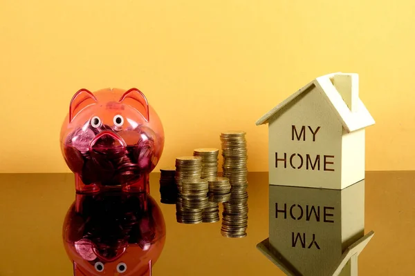 Sparkonzept Mit Rotem Sparschwein Gestapelten Münzen Und Kleinem Haus Auf — Stockfoto