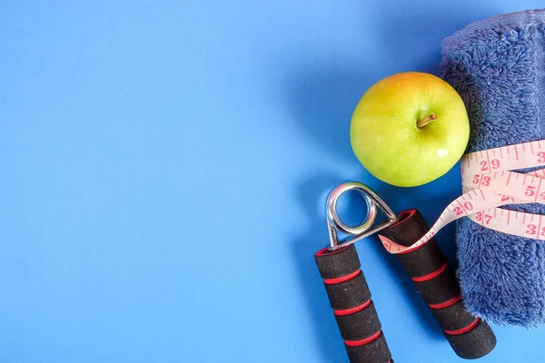 Concetto Fitness Con Manubrio Pinza Torre Metro Fondo Blu — Foto Stock