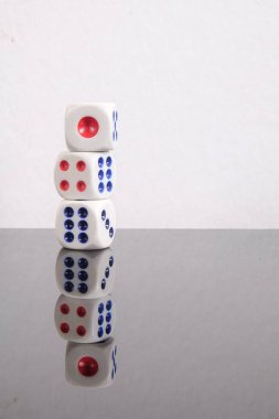 Beyaz bir arka plan üzerinde yığılmış zar