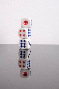 Beyaz bir arka plan üzerinde yığılmış zar