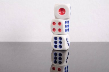 Beyaz bir arka plan üzerinde yığılmış zar