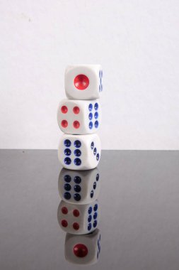 Beyaz bir arka plan üzerinde yığılmış zar