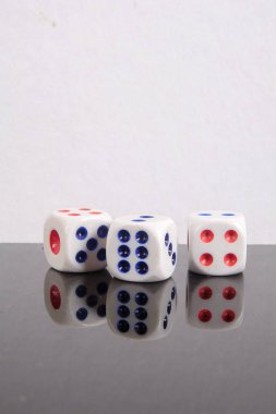 Beyaz bir arka plan üzerinde yığılmış zar