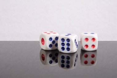 Beyaz bir arka plan üzerinde yığılmış zar