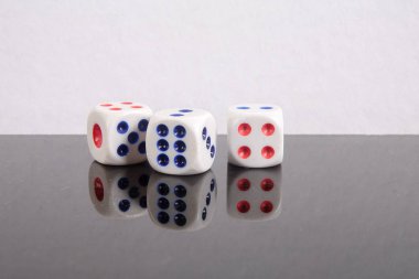 Beyaz bir arka plan üzerinde yığılmış zar