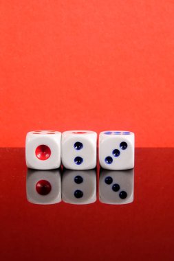 Kırmızı bir arka plan üzerinde yığılmış zar