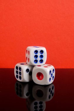 Kırmızı bir arka plan üzerinde yığılmış zar