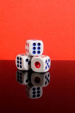 Kırmızı bir arka plan üzerinde yığılmış zar