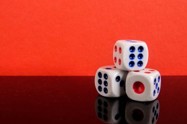 Kırmızı bir arka plan üzerinde yığılmış zar