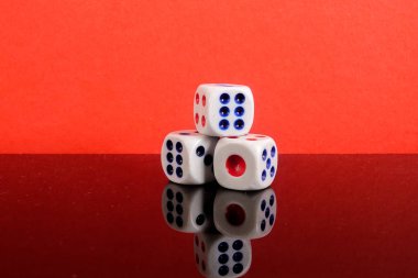 Kırmızı bir arka plan üzerinde yığılmış zar