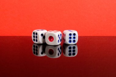 Kırmızı bir arka plan üzerinde yığılmış zar