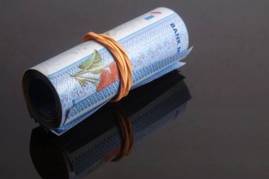Lastik-bant ile bağlı 1 Malezya Ringiti banknotlar