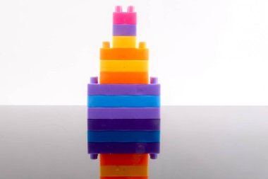 Plastik yapı taşları yansıması ile beyaz arka plan üzerinde izole.