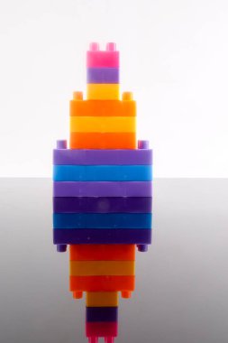 Plastik yapı taşları yansıması ile beyaz arka plan üzerinde izole.