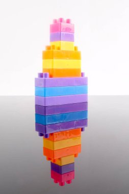 Plastik yapı taşları yansıması ile beyaz arka plan üzerinde izole.